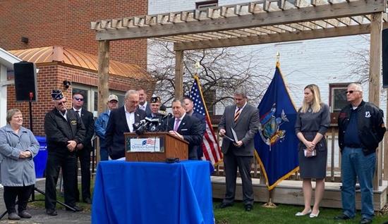 Congressman Morelle speaking to veterans.