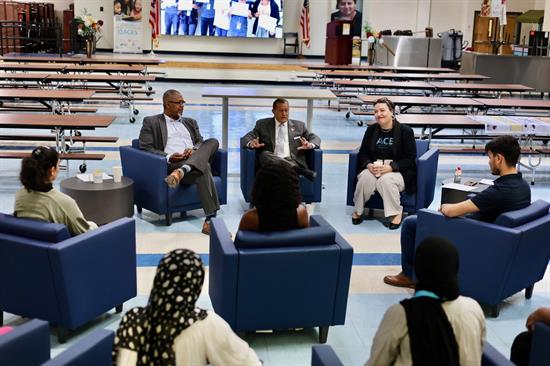 Congressman Morelle sits with students at OACES.