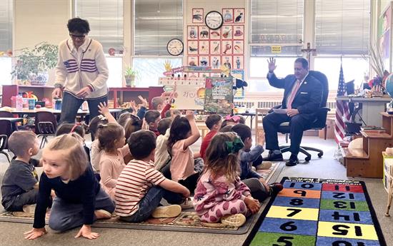 Congressman Morelle reads to pre-K students in their classroom.